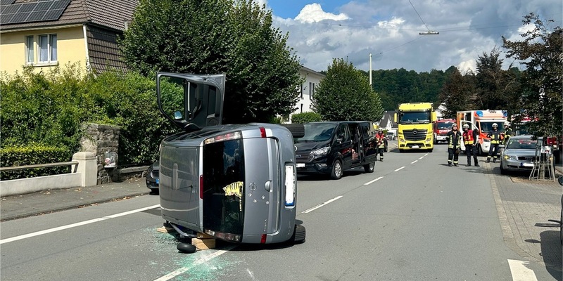 FW-OE: Verkehrsunfall mit eingeschlossener Person - Foto: presseportal.de