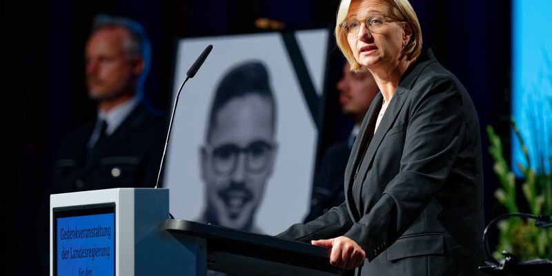 Der Polizist war bei einem Einsatz erschossen worden. - Foto: Uwe Anspach/dpa