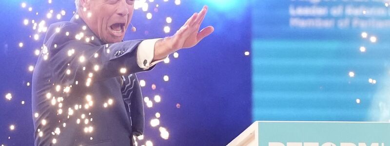 Nigel Farage lässt sich nach dem Rayner-Rücktritt feiern. - Foto: Jacob King/PA Wire/dpa