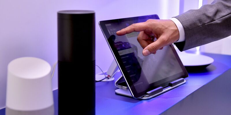 Daten, die etwa Geräte für das «smart Home» sammeln, sollen Nutzerinnen und Nutzern ab Freitag leichter zugänglich gemacht werden. (Symbolbild) - Foto: Britta Pedersen/zb/dpa