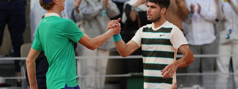 Jannik Sinner (l) und Carlos Alcaraz (r) stehen sich zum dritten Mal nacheinander im Endspiel eines Grand-Slam-Turniers gegenüber. - Foto: Thibault Camus/AP/dpa
