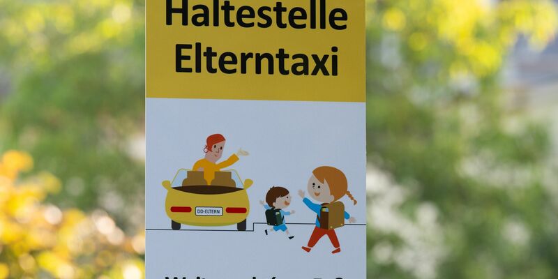 Für Schulen sind die «Elterntaxis» oft eine Herausforderung. (Archivbild) - Foto: Sebastian Kahnert/dpa