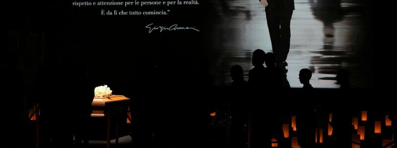 Auf dem Sarg liegt ein Strauß weißer Rosen. - Foto: Antonio Calanni/AP/dpa