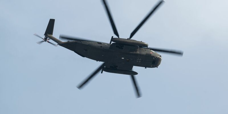 Beim Abseilen vom Hubschrauber verlor der Soldat den Halt. (Symbolbild) - Foto: Robert Michael/dpa