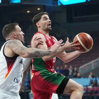 Dennis Schröder und Co. sind sportlich auf Kurs. Probleme bereitet aber das Hotel. - Foto: Sergei Grits/AP/dpa