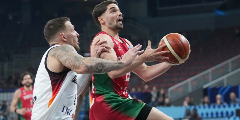 Dennis Schröder und Co. sind sportlich auf Kurs. Probleme bereitet aber das Hotel. - Foto: Sergei Grits/AP/dpa