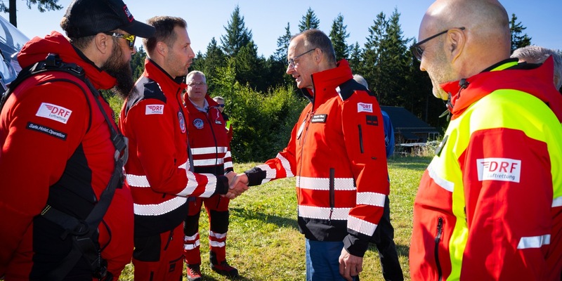 Hoher politischer Besuch bei der DRF Luftrettung / Bundeskanzler Friedrich Merz nimmt am Windentraining der Station Dortmund teil - Foto: presseportal.de