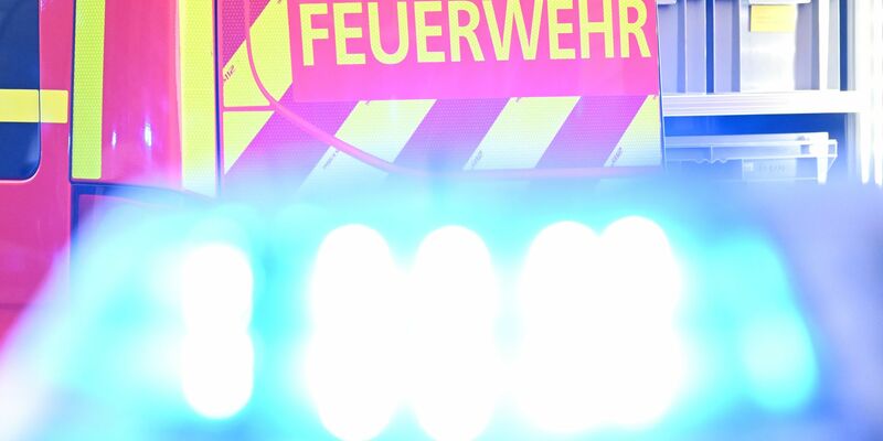 Rettungskräfte sind vor Ort. (Symbolbild) - Foto: Bernd Weißbrod/dpa