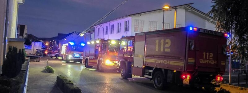 Feuerwehrfahrzeuge stehen vor dem Supermarkt. - Foto: Florian Förster/dpa