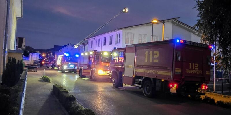 Feuerwehrfahrzeuge stehen vor dem Supermarkt. - Foto: Florian Förster/dpa