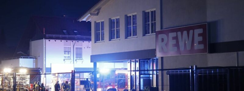 Der Supermarkt wird abgesperrt. - Foto: Stein/dpa