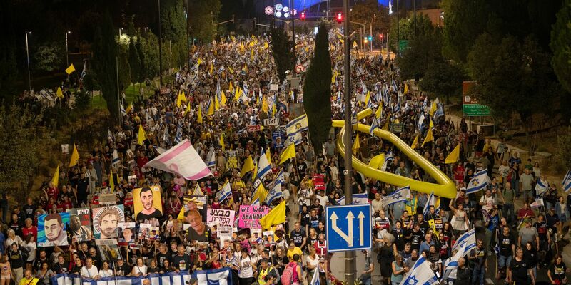 Zigtausende Demonstranten in Jerusalem forderten ein Abkommen zur Beendigung des Krieges. - Foto: Ilia Yefimovich/dpa