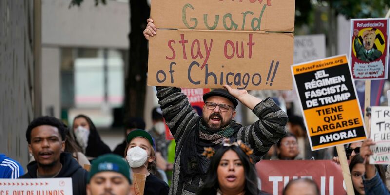 Am Wochenende hatten Menschen in Chicago bereits gegen Trumps Pläne protestiert. - Foto: Carolyn Kaster/AP/dpa