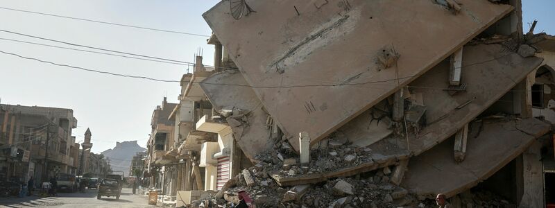Viele Häuser in Syrien sind im Krieg zerstört worden. Dass jetzt Binnenvertriebene und auch einige Flüchtlinge zurückkehren, sorgt dafür, dass Wohnraum noch knapper wird. (Archivfoto) - Foto: Ghaith Alsayed/AP/dpa
