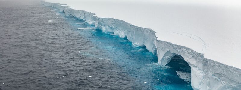 Unter anderem durch Schmelzwasser entstanden höhlenartige Vertiefungen im Eis. - Foto: Ian Strachan/Eyos Expeditions/dpa