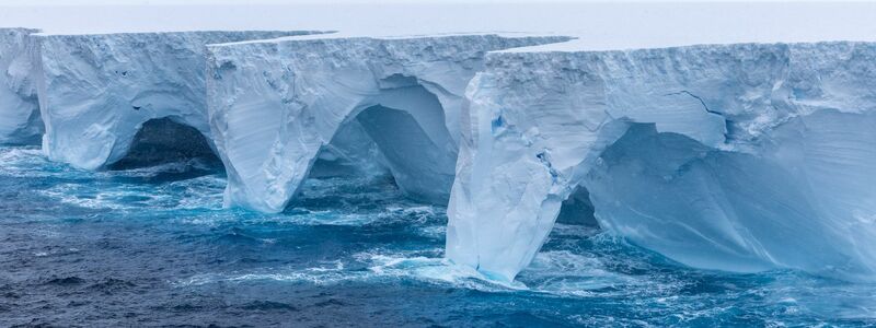 Ein Forscher beschreibt den Eisberg wie «eine Wand von Horizont zu Horizont». - Foto: Richard Sidey/Eyos Expeditions/dpa