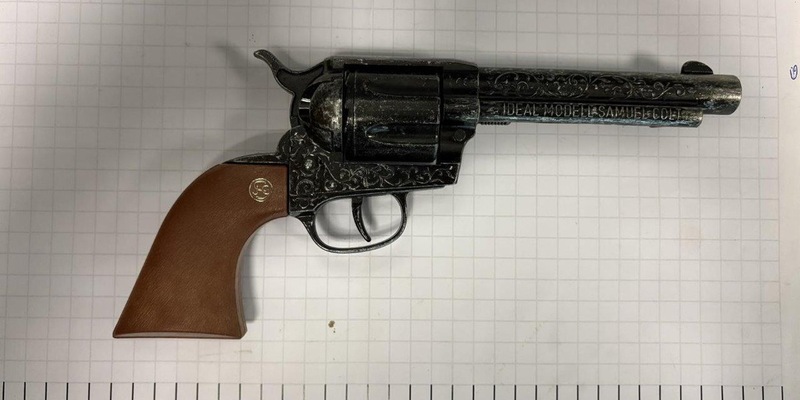 BPOL NRW: Auf dem Weg zur Comicmesse Bundespolizei stellt Anscheinswaffe sicher - Foto: presseportal.de