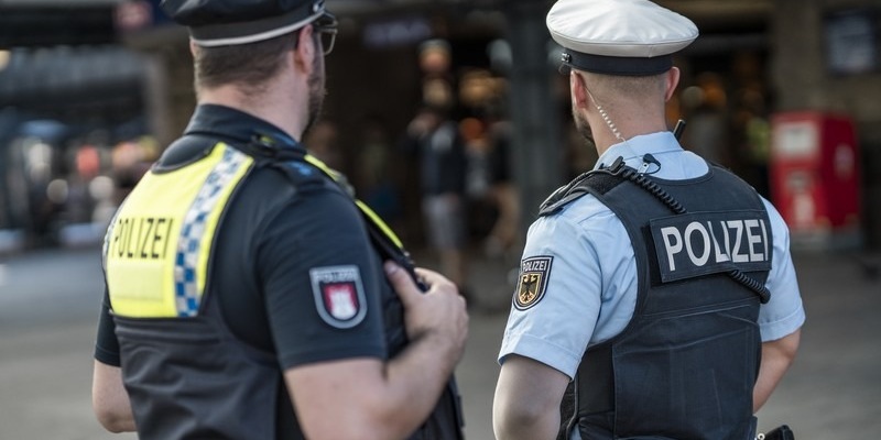 BPOL-HH: Gemeinsame Pressemitteilung der Bundespolizei und der Landespolizei Hamburg zur Gewaltprävention und zur Kontrolle des Waffenverbots im ÖPNV- - Foto: presseportal.de