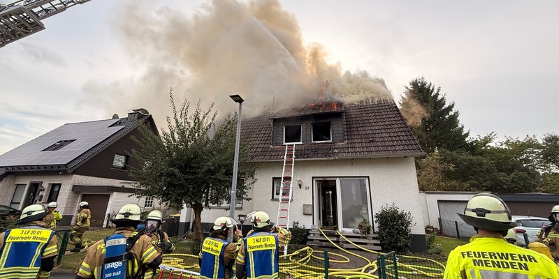 FW Menden: Brand eines Einfamilienhauses auf dem Sauerfeld - mehrere Personen mit Rauchgasintoxikation - Foto: presseportal.de