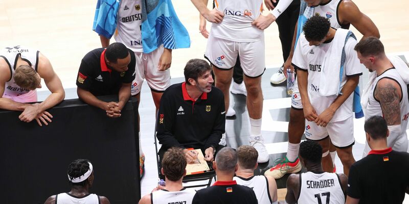 Alex Mumbru (l) und sein Assistent Alan Ibrahimagic. - Foto: Matthias Stickel/dpa