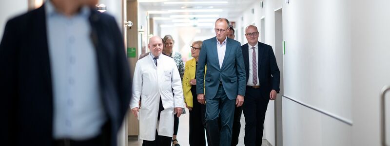 Die Finanzierung des Gesundheitssystems war auch Thema beim Besuch von Bundeskanzler Merz im Alfried-Krupp-Krankenhaus in Essen.  - Foto: Fabian Strauch/dpa