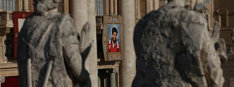 Am Petersdom hängt ein überlebensgroßes Bild des neuen Heiligen. - Foto: Marco Iacobucci/IPA via ZUMA Press/dpa