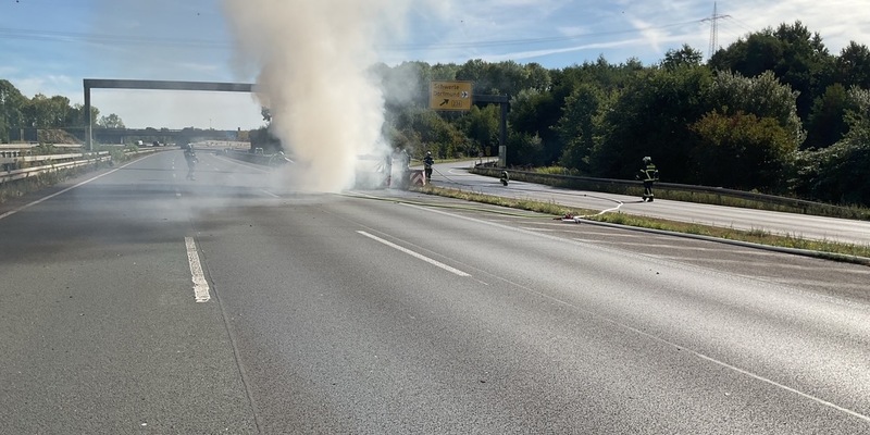 FW-DO: Wohnwagengespann brennt auf Autobahn A2 - Foto: presseportal.de