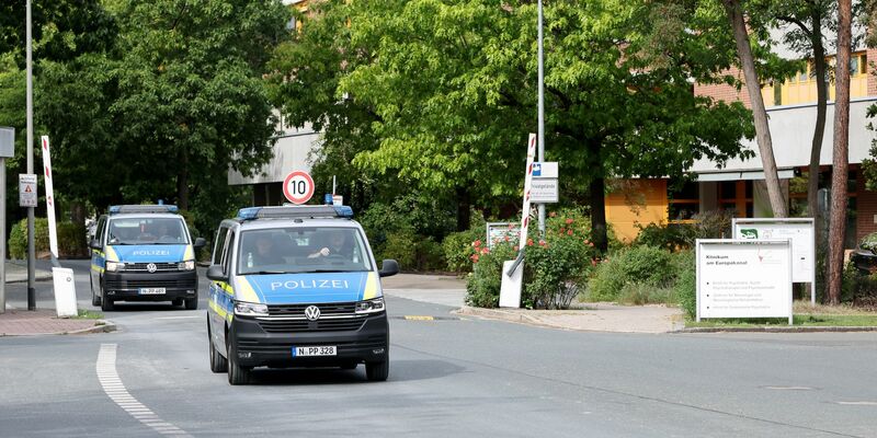 Am Morgen wurde der Mann zurück in die Psychiatrie gebracht. - Foto: Daniel Löb/dpa