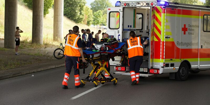 Eine Radrennveranstaltung ist nach Stürzen vieler Teilnehmer abgebrochen worden. - Foto: Andreas Maier/dpa