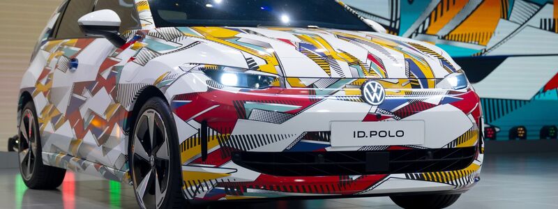 Auf der IAA steht das Auto noch mit bunter Tarnfolie. - Foto: Sven Hoppe/dpa