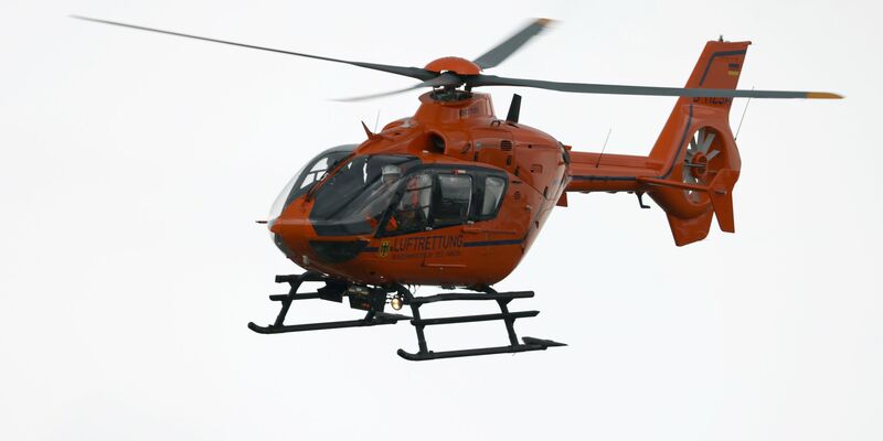 Auch zwei Rettungshubschrauber waren an der Unfallstelle im Einsatz. (Symbolbild) - Foto: Oliver Berg/dpa