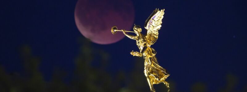 Eine Mondfinsternis kann es nur bei Vollmond geben. - Foto: Robert Michael/dpa