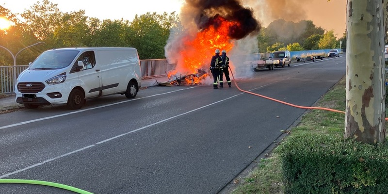 FW-MH: Wohnwagen brennt in voller Ausdehnung - Foto: presseportal.de