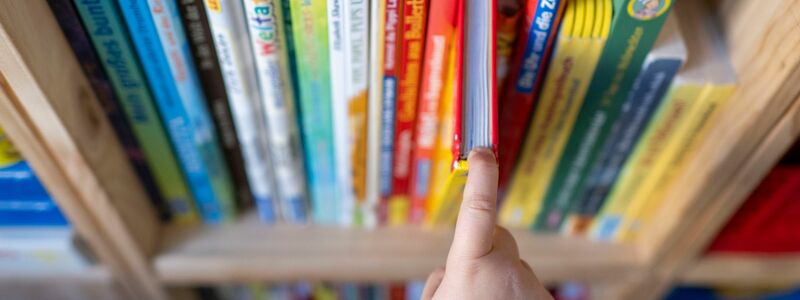 Die Stiftung Lesen bietet kostenfreie Materialien und Projekte zum Lesen und Vorlesen für Kinder. (Symbolbild) - Foto: Hendrik Schmidt/dpa