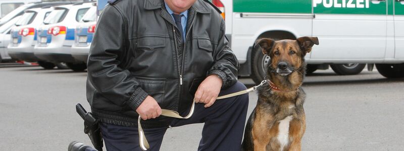 Schauspieler Horst Krause im Einsatz mit Hund. - Foto: Nestor Bachmann/dpa-Zentralbild/dpa