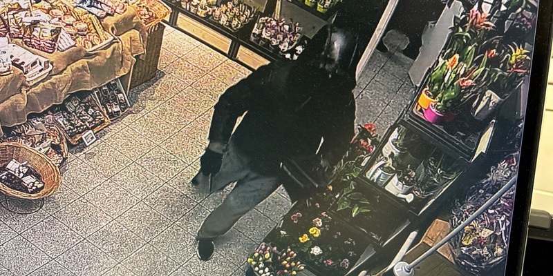 POL-KS: Nach bewaffnetem Raubüberfall auf Lebensmittelmarkt in Waldau: Polizei fahndet mit Fotos nach Täter - Foto: presseportal.de
