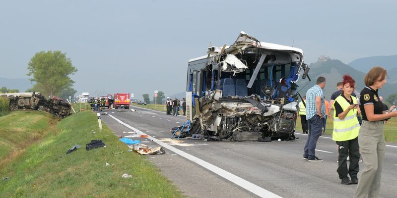 Beim Zusammenstoß wurde der Busfahrer im Wrack eingeklemmt und musste von der Feuerwehr befreit werden. - Foto: František Iván/TASR/dpa
