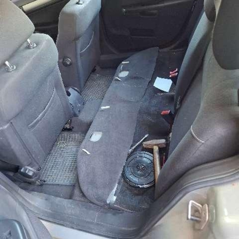 POL-CUX: Hochgefährliche Fahrt mit nicht verkehrstauglichem PKW - Fahrzeugführer ohne Fahrerlaubnis - Insgesamt 7 Inssassen, davon 5 Kinder, im PKW (Foto im Anhang) - Foto: presseportal.de