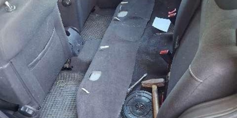 POL-CUX: Hochgefährliche Fahrt mit nicht verkehrstauglichem PKW - Fahrzeugführer ohne Fahrerlaubnis - Insgesamt 7 Inssassen, davon 5 Kinder, im PKW (Foto im Anhang) - Foto: presseportal.de