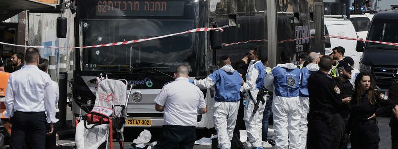 Ein Augenzeuge berichtete, die Angreifer hätten auch in einen Bus geschossen.  - Foto: Mahmoud Illean/AP/dpa
