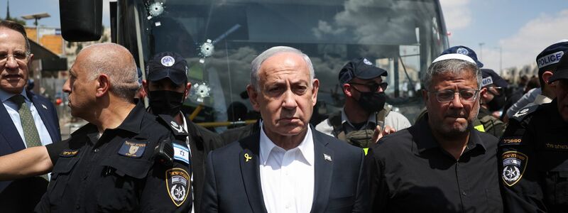 Der israelische Ministerpräsident Benjamin Netanjahu (Mitte) besuchte den Ort des Anschlags.  - Foto: Ronen Zvulun/Pool REUTERS/AP/dpa