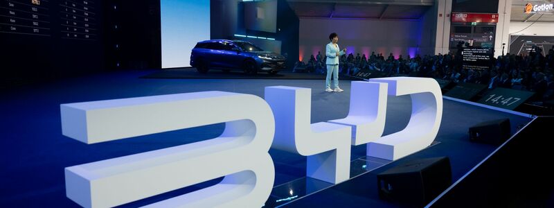 Der chinesische Autobauer BYD tritt auf der IAA voller Selbstbewusstsein auf.  - Foto: Sven Hoppe/dpa