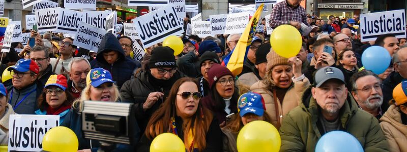 Die Venezolaner stimmen mit den Füßen ab. Millionen von Menschen haben das südamerikanische Land seit dem Amtsantritt von Präsident Maduro verlassen. (Archivbild) - Foto: Richard Zubelzu/ZUMA Press Wire/dpa