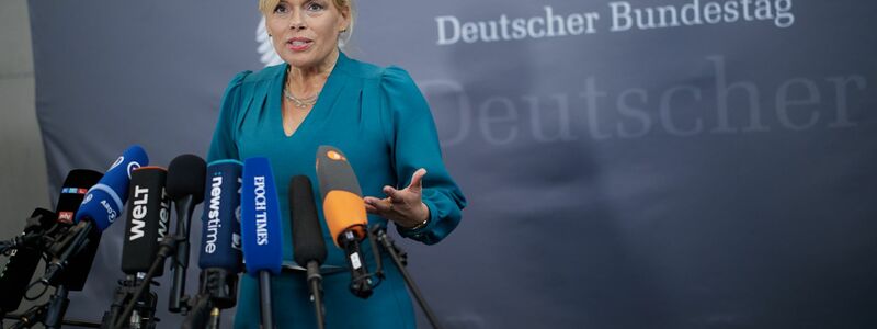 Die Vorsitzende der Enquete-Kommission gibt ein Statement nach der kosntituierenden Sitzung. - Foto: Joerg Carstensen/dpa