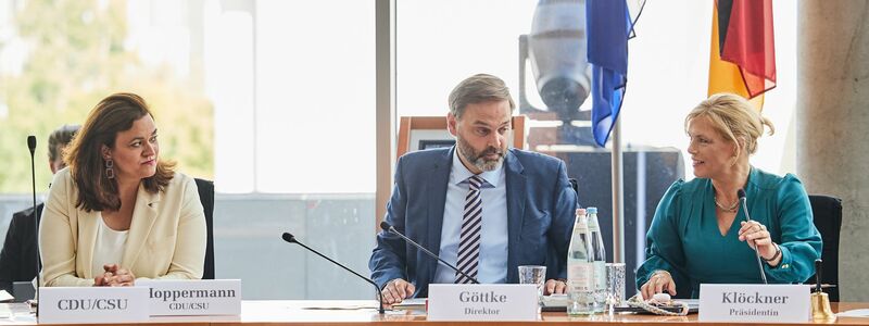 Zur konstituierenden Sitzung war Bundestagspräsidentin Julia Klöckner (CDU) mit dabei. - Foto: Jörg Carstensen/dpa