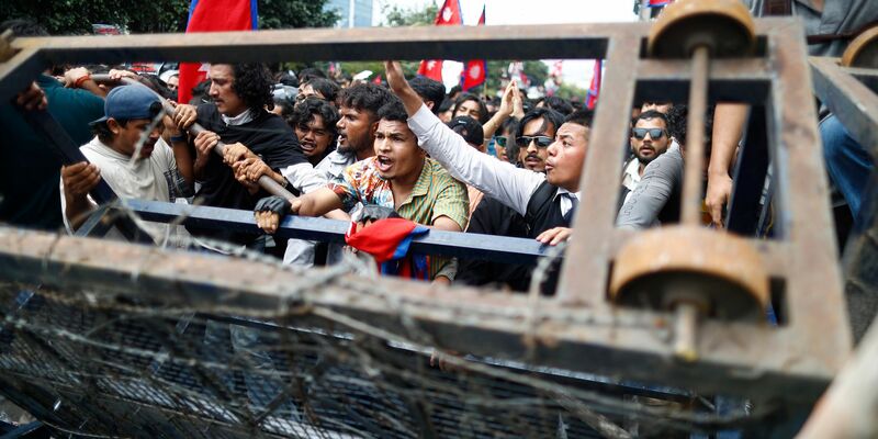 Demonstranten protestierten gegen Korruption und die Abschaltung der sozialen Medien durch die Regierung Nepals. - Foto: Skanda Gautam/ZUMA Press Wire/dpa