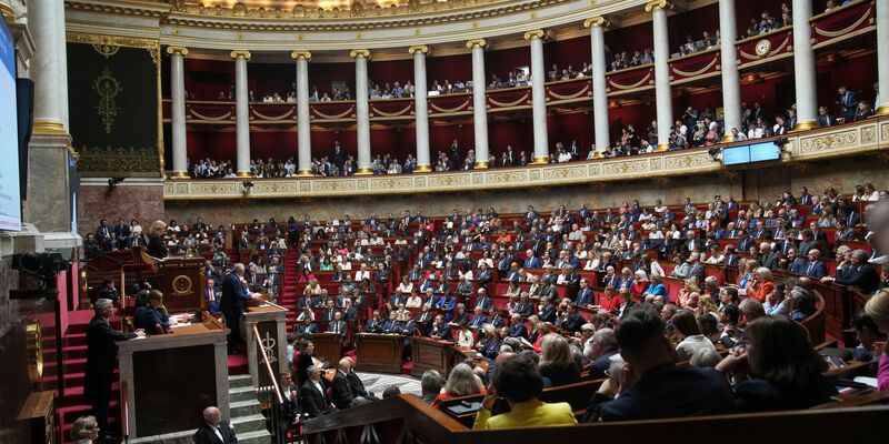 Bayrou mahnt, es brauche wegen der Verschuldung nun sofortiges Handeln. - Foto: Christophe Ena/AP/dpa