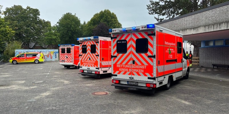 FW Gronau: Unklarer Geruch in Sporthalle führt zu Großeinsatz - 18 Personen klagen über gesundheitliche Beschwerden - Foto: presseportal.de