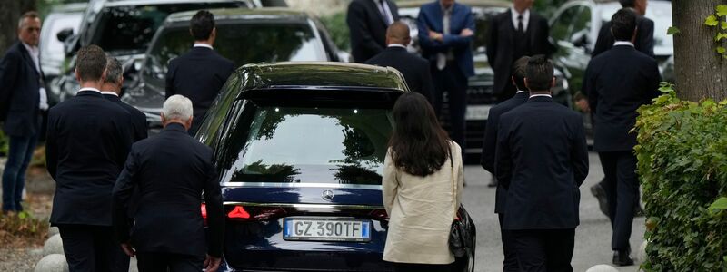 Lebens- und Geschäftspartner Leo Dell'Orco nimmt Abschied von Armani. - Foto: Luca Bruno/AP/dpa