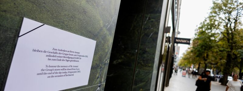 Die Armani-Filiale auf der Düsseldorfer Königsallee blieb am Nachmittag geschlossen. - Foto: Rolf Vennenbernd/dpa